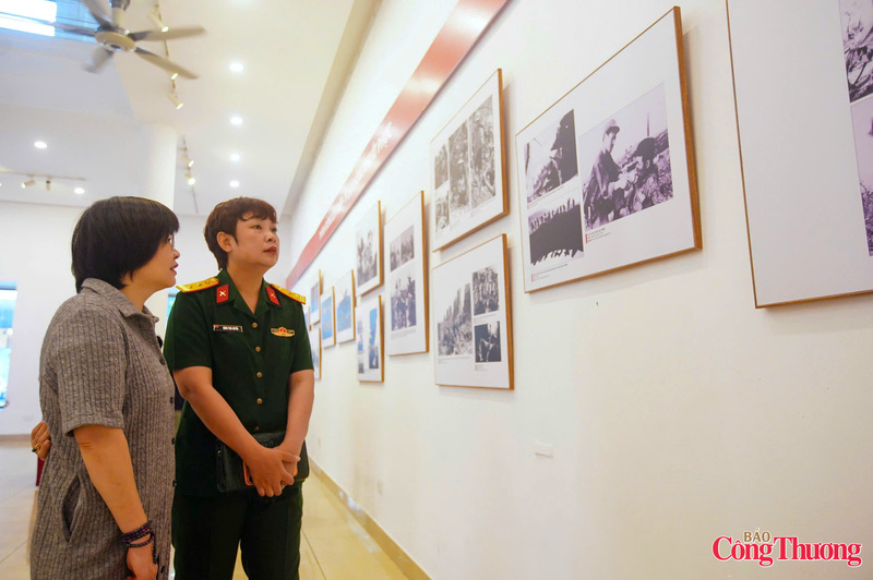 Toàn bộ hệ thống ảnh trưng bày được tuyển chọn công phu từ các nguồn tư liệu chính thống, trong đó có Thông tấn xã Việt Nam, hãng thông tấn uy tín hàng đầu thế giới Associated Press (AP), tư liệu của báo Tiền Phong cùng sự đóng góp của nhiều nhiếp ảnh gia trong và ngoài nước.