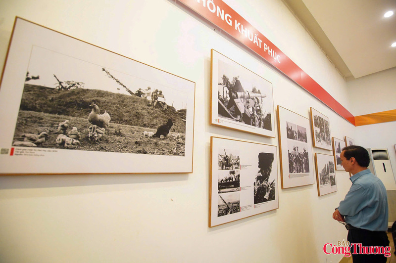 Đặc biệt, triển lãm tạo đột phá bằng phương thức trưng bày hiện đại qua hệ thống mã QR, hỗ trợ độc giả trực tiếp truy xuất thông tin chi tiết và bối cảnh lịch sử của mỗi khung hình.