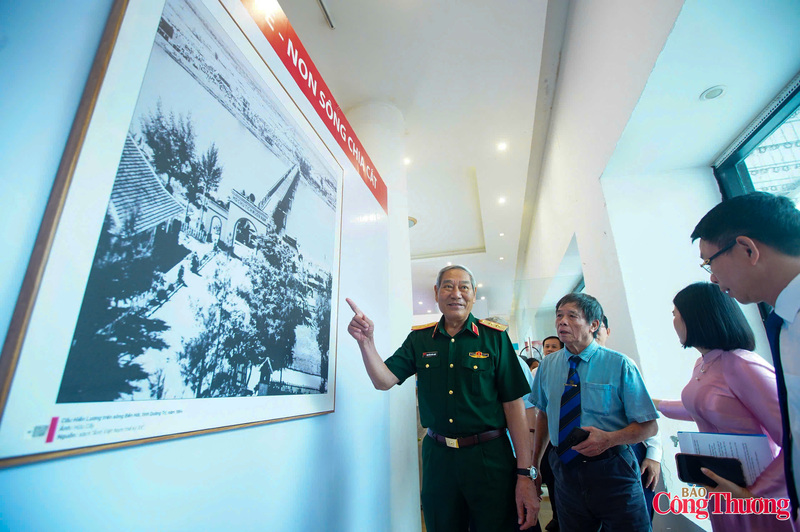 Quy tụ hơn 90 tác phẩm và cụm tác phẩm nhiếp ảnh tiêu biểu, không gian triển lãm được thiết kế như cuốn biên niên sử bằng hình ảnh, dẫn dắt người xem đi qua mạch kể chuyện xuyên suốt từ những lát cắt bi tráng của quá khứ đến tầm vóc của một Việt Nam hiện đại.