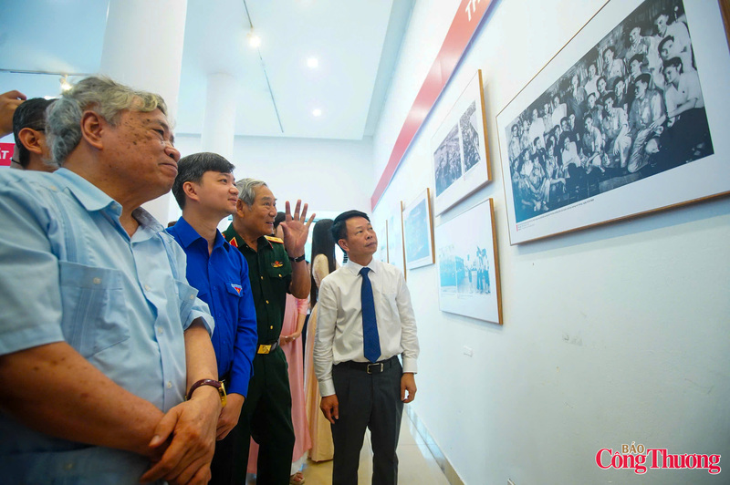 Phát biểu khai mạc triển lãm, nhà báo Phùng Công Sưởng, Tổng Biên tập Báo Tiền Phong khẳng định, triển lãm ảnh “51 năm - Bản hùng ca thống nhất” không chỉ tôn vinh quá khứ mà còn góp phần định vị tâm thế, khơi dậy khát vọng tự cường của dân tộc trước những vận hội mới.