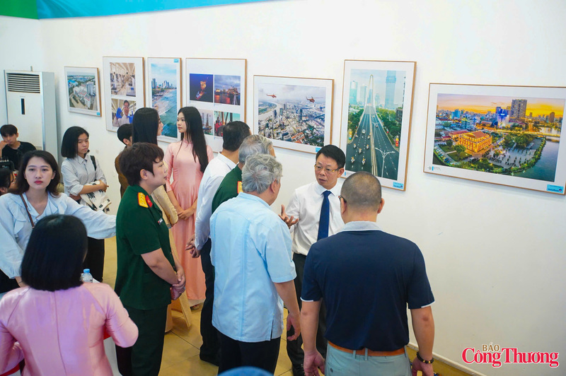 Triển lãm “51 năm - Bản hùng ca thống nhất” diễn ra đến hết ngày 3/5.