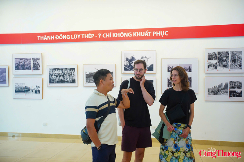 Du khách nước ngoài tìm hiểu về lịch sử hào hùng của Việt Nam qua những bức ảnh lịch sử.