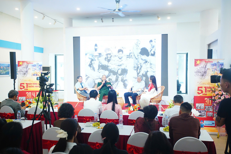 Ngay sau lễ khai mạc là tọa đàm với chủ đề “51 năm - Bản hùng ca thống nhất: Nhìn lại và tự hào tiếp bước” với sự tham gia của nhân chứng lịch sử, nhà báo, nhiếp ảnh gia và đại diện thế hệ trẻ. Có thể kể đến nhà báo Trần Mai Hưởng, nguyên Tổng giám đốc Thông tấn xã Việt Nam; Trung tướng Nguyễn Đức Soát - Anh hùng Lực lượng vũ trang nhân dân, nguyên Phó Tổng tham mưu trưởng Quân đội nhân dân Việt Nam, nguyên Tư lệnh Quân chủng Phòng không - Không quân, phi công Mig-21; nhiếp ảnh gia Vũ Huyến, nguyên Phó Chủ tịch Thường trực Hội Nghệ sĩ nhiếp ảnh Việt Nam...