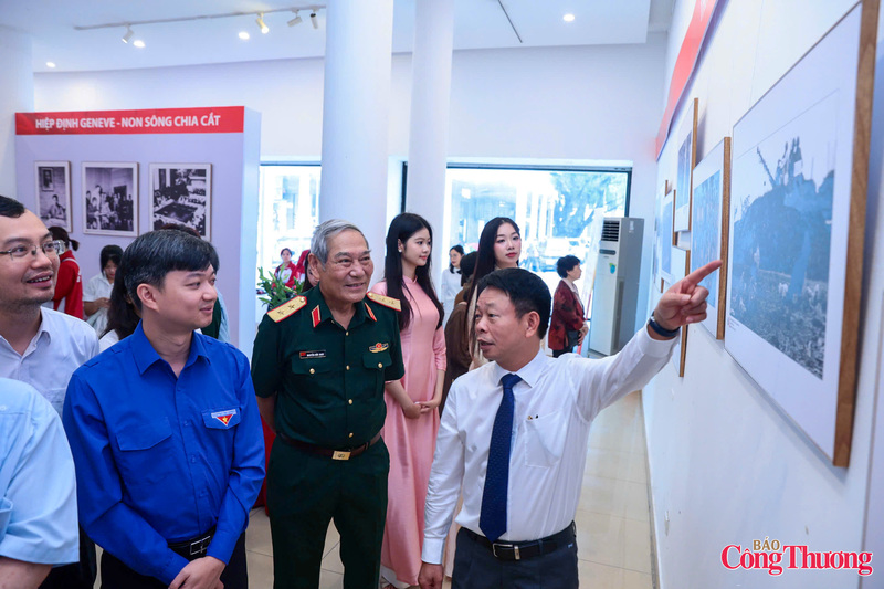 “51 năm là một hành trình chất chứa cảm xúc. Những bức ảnh lịch sử còn đó, không chỉ là tư liệu, mà là ký ức sống của dân tộc, nơi mỗi khuôn hình lưu giữ một thời khắc không thể lặp lại. Thông qua triển lãm, chúng tôi mong muốn đưa lịch sử đến gần hơn với công chúng, đặc biệt là thế hệ trẻ, để mỗi người lại quá khứ, hiểu, trân trọng và ý thức rõ hơn về giá trị của hòa bình hôm nay. Triển lãm kể lại lịch sử, đặt lịch sử vào đối thoại với hiện tại. Báo chí, bằng sức mạnh của hình ảnh và sự thật, ghi chép lịch sử, góp phần nuôi dưỡng ký ức và kết nối các thế hệ. Và từ những khuôn hình ấy, chúng ta cùng nhau nhớ về, viết tiếp câu chuyện của đất nước trong một thời đại mới”, nhà báo Phùng Công Sưởng chia sẻ.