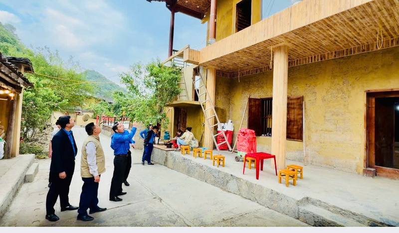 Đồng chí Dương Ngọc Đức - Bí thư Đảng ủy xã Lũng Cú kiểm tra các cơ sở lưu trú tại Lô Lô Chải để đảm bảo những điều kiện tốt nhất phục vụ khách du lịch.