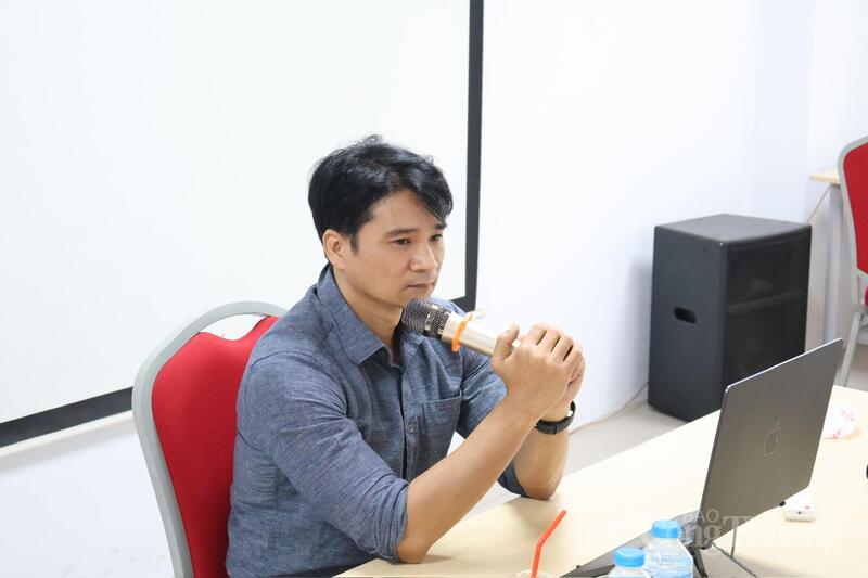 Nhà báo Ths. Đỗ Minh Hồng - Trưởng phòng Nội dung số tại Ban VOV Giao thông thuộc Đài Tiếng nói Việt Nam (VOV) chia sẻ tại lớp tập huấn. Ảnh: Phương Hà