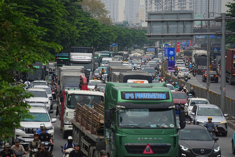 Từng dòng xe máy, ô tô nối đuôi nhau hướng về Khuất Duy Tiến để lên Vành đai 3. Theo ghi nhận thực tế, lượng phương tiện tăng cao khiến giao thông nhiều đoạn di chuyển chậm.