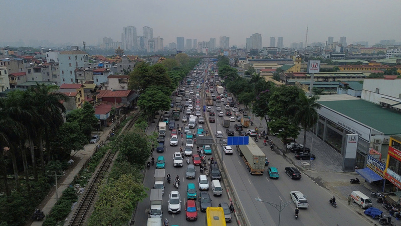 Theo ghi nhận của phóng viên, lưu lượng phương tiện tại các trục đường Nguyễn Trãi, Khuất Duy Tiến, Nguyễn Xiển tăng đột biến.