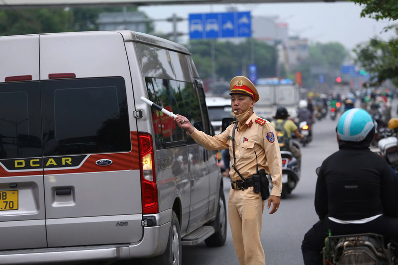 Đội Cảnh sát giao thông số 14 (Cục Cảnh sát giao thông, Bộ Công an) đã điều động cán bộ, chiến sĩ ra điểm cuối của cao tốc để phân luồng, điều tiết phương tiện.