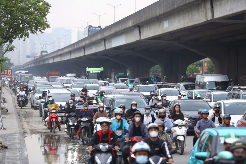 Trên trục Nguyễn Trãi - Khuất Duy Tiến, cảnh tượng đông đúc diễn ra kéo dài nhiều giờ. Dòng xe đổ dồn về đường trên cao Vành đai 3, hướng đi Pháp Vân - Cầu Giẽ và Hải Phòng.