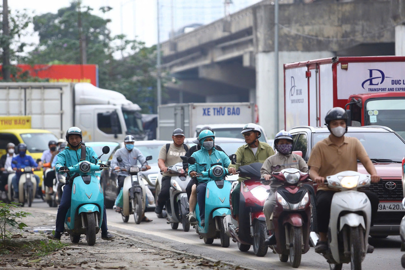 Người dân tranh thủ về quê sớm để tránh cao điểm, nhưng vẫn không tránh khỏi tình trạng đông đúc.