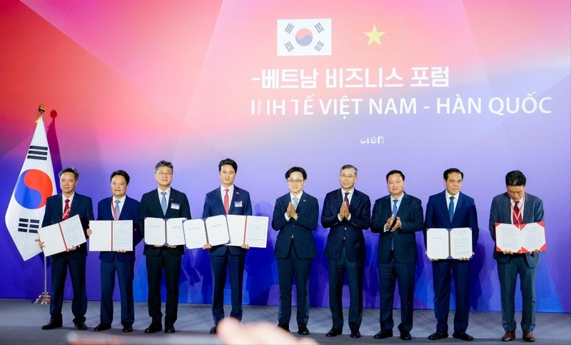 Trao Giấy chứng nhận đăng ký đầu tư Dự án Nhà máy Nhiệt điện LNG Quỳnh Lập tại Diễn đàn kinh tế Việt Nam - Hàn Quốc. Ảnh: Phạm Bằng