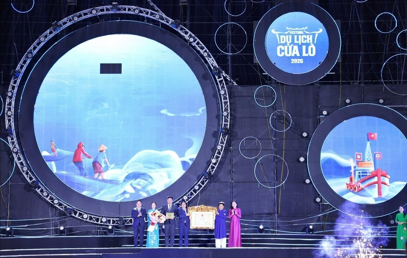 Bà Trịnh Thị Thủy, Thứ trưởng Bộ Văn hóa, Thể thao và Du lịch trao quyết định đưa Lễ hội Đền Mai Bảng vào danh mục Di sản văn hóa phi vật thể Quốc gia cho lãnh đạo Sở Văn hóa, Thể thao và Du lịch Nghệ An và phường Cửa Lò. Ảnh: Mai Liễu