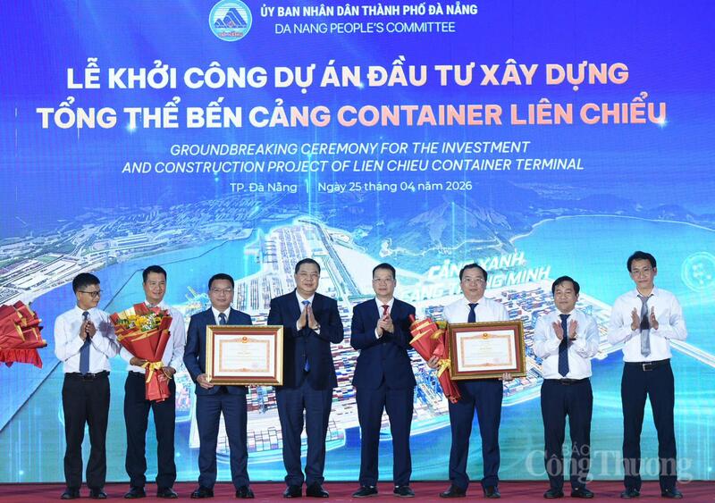 Tại chương trình, Phó Thủ tướng Thường trực Chính phủ Phạm Gia Túc trao Bằng khen của Thủ tướng Chính phủ cho 1 tập thể và 1 cá nhân có thành tích xuất sắc trong công tác triển khai thực hiện dự án cảng Liên Chiểu, TP. Đà Nẵng, phần dự án hạ tầng dùng chung.