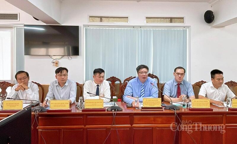 TS. Trần Hải Linh - Chủ tịch VKBIA (thứ ba bên phải) phát biểu tại buổi làm việc.