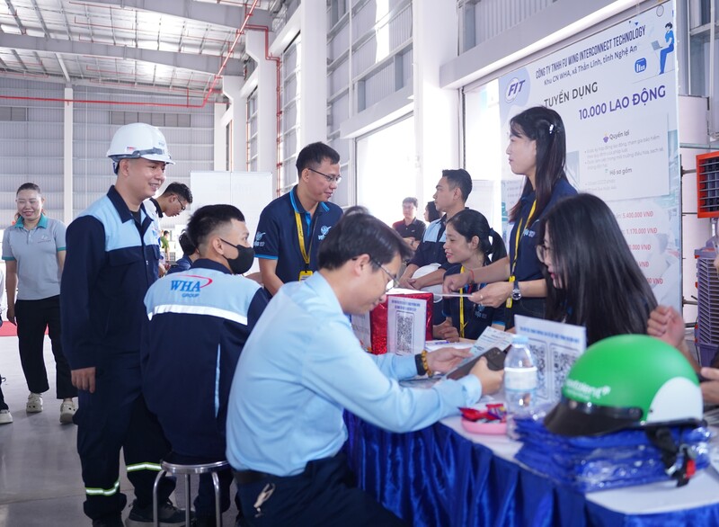 Qua khảo sát chế độ chính sách được các doanh nghiệp giới thiệu, mức lương cơ bản dao động từ 5 - 5,6 triệu đồng/tháng, cao hơn mức tối thiểu vùng; có từ 5 - 10 chế độ phúc lợi phổ biến; thu nhập bình quân từ 8 - 15 triệu đồng/tháng.