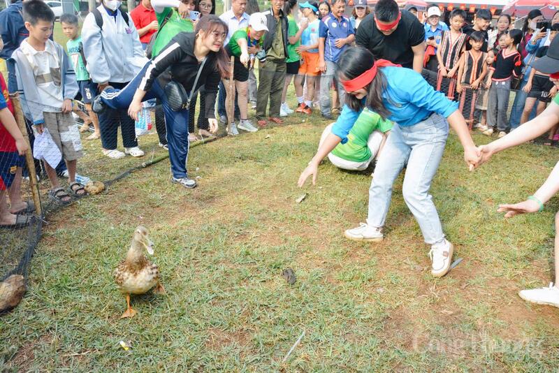 Người chơi tham gia bịt mắt bắt vịt.