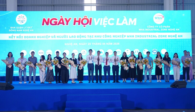 Lãnh đạo tỉnh Nghệ An, Ban quản lý Khu kinh tế Đông Nam tặng hoa các doanh nghiệp tham gia tuyển dụng lao động