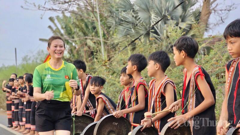 Cồng chiêng chào mừng các vận động viên hoàn thành cự ly của mình.