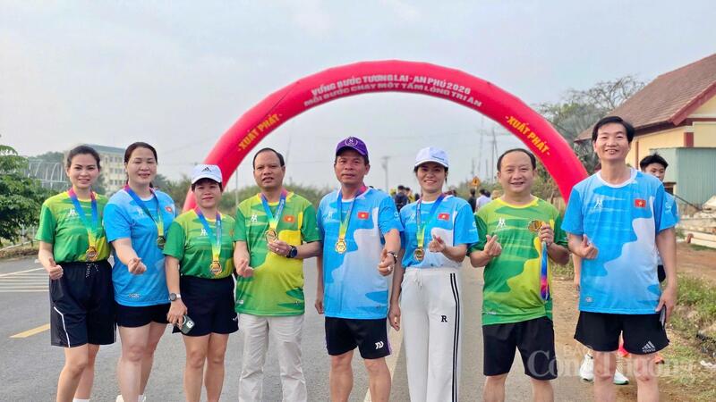 Các vận động viên hoàn thành cự ly chạy.