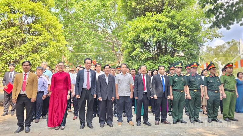 Lễ dâng hoa, dâng hương tưởng niệm các Vua Hùng diễn ra trong không khí trang nghiêm, thành kính.