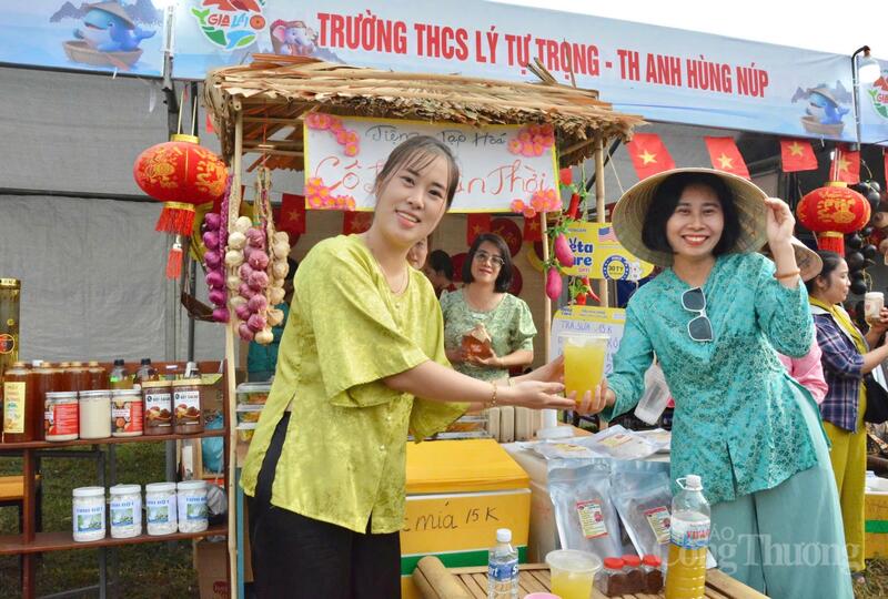 Gian hàng của Trường THCS Lý Tự Trọng - TH Anh Hùng Núp. Ảnh: Bá Bính