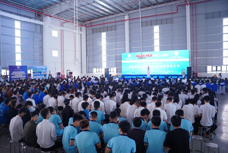 Dịp này, 15 doanh nghiệp trong Khu công nghiệp WHA tham gia tuyển dụng khoảng 14.000 vị trí việc làm, bao gồm cả lao động phổ thông và nhân sự kỹ thuật, văn phòng