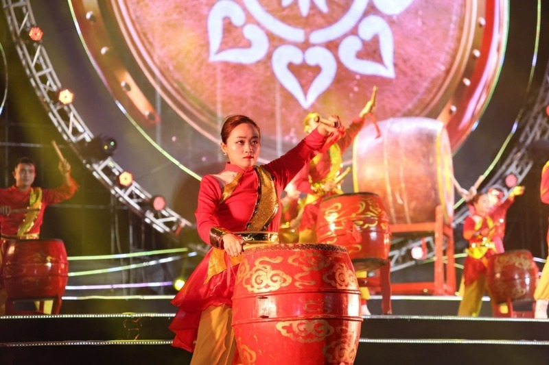 Sôi động không khí khai mạc. Ảnh: Mai Liễu