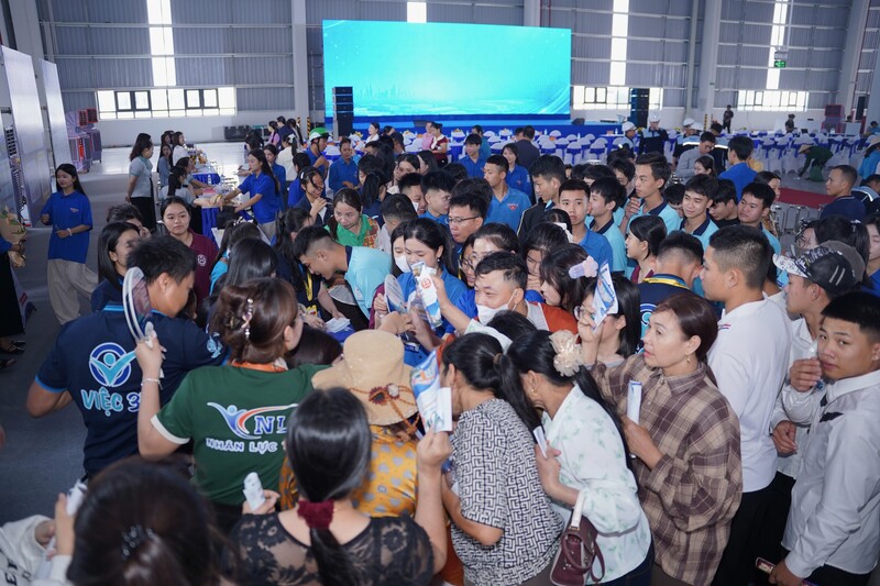 Hàng nghìn người lao động tham gia tìm hiểu nhu cầu tuyển dụng