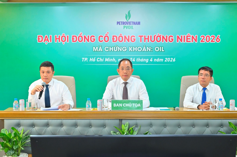Ban Chủ tọa giải đáp các câu hỏi của cổ đông qua hình thức trực tuyến. Ảnh: PVOIL