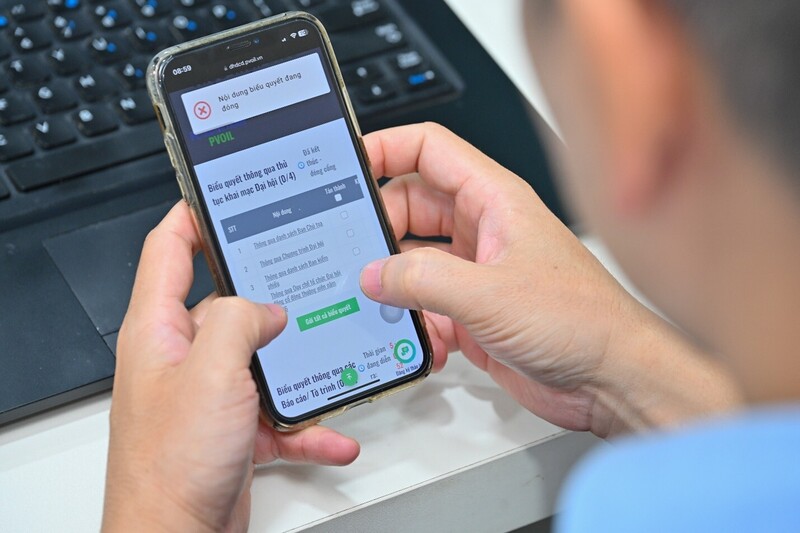 Cổ đông biểu quyết các nội dung bằng hình thức trực tuyến. Ảnh: PVOIL