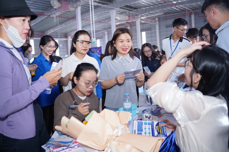 Ngày hội việc làm được Ban Quản lý khu kinh tế Đông Nam Nghệ An tổ chức bài bản, hiệu quả, là hoạt động thiết thực tạo kênh kết nối trực tiếp, minh bạch giữa doanh nghiệp và người lao động.