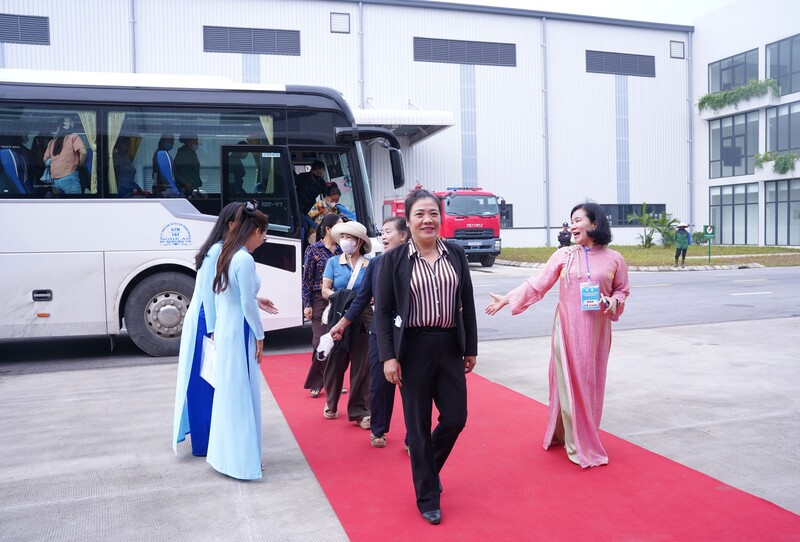 Ban Tổ chức chương trình bố trí xe đưa đón người dân, người lao động, học sinh, sinh viên đến tham gia ngày hội.