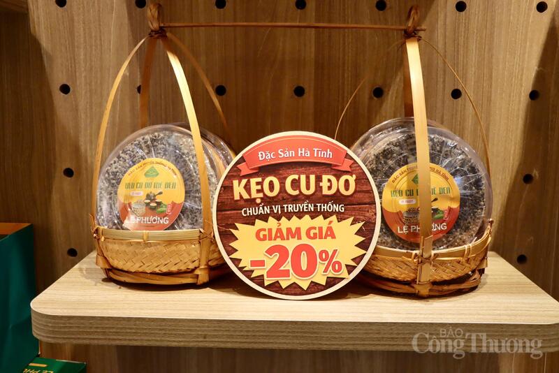 Tại gian hàng của Công ty Sản xuất, xuất nhập khẩu Lệ Phương, sản phẩm kẹo cu đơ được nhiều người dân Thủ đô quan tâm. Chị Trần Thị Huyền, Giám đốc công ty cho biết khu gian hàng luôn trong tình trạng tấp nập khách mua sắm.
