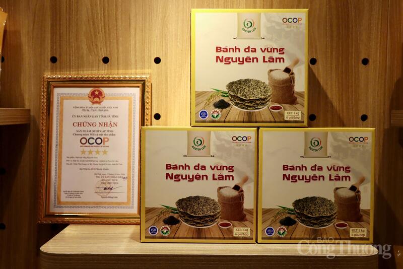 Ông Lê Văn Duẩn, Giám đốc HTX Sản xuất, thương mại và dịch vụ Nguyên Lâm - đơn vị sở hữu sản phẩm bánh đa vừng nổi tiếng cho biết, chương trình thực sự là cơ hội quý báu để các doanh nghiệp, hợp tác xã Hà Tĩnh giới thiệu các sản phẩm chủ lực đến với đông đảo người tiêu dùng.