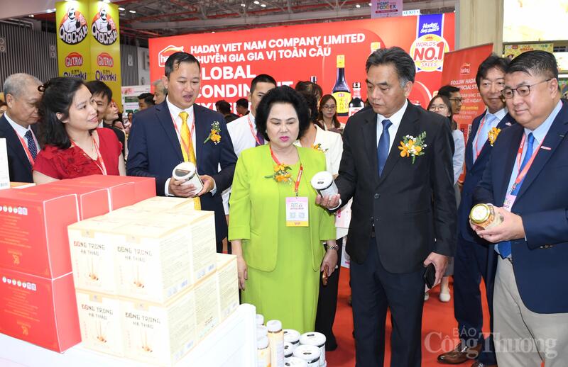 Để đạt mục tiêu tăng trưởng hai con số năm 2026, TP. Hồ Chí Minh tiếp tục cải thiện môi trường đầu tư kinh doanh, hỗ trợ doanh nghiệp phục hồi, mở rộng sản xuất, thúc đẩy xuất khẩu.