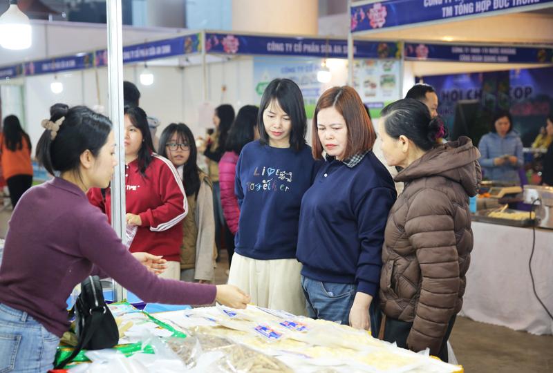 Hội chợ quy tụ hàng trăm gian hàng giới thiệu sản phẩm OCOP, nông sản tiêu biểu. Ảnh: BQN
