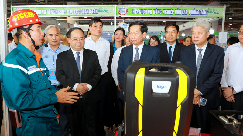 Các đại biểu tại Lễ phát động tham quan khu vực trưng bày, triển lãm các giải pháp an toàn lao động. Ảnh: BQN