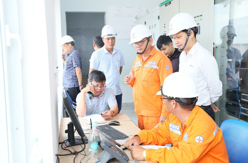 Phó Tổng giám đốc EVNSPC Bùi Quốc Hoan (áo trắng) trực tiếp chỉ đạo công tác đóng điện tại Trạm biến áp 110kV Cờ Đỏ sáng 25/4/2026. Ảnh: EVNSPC.