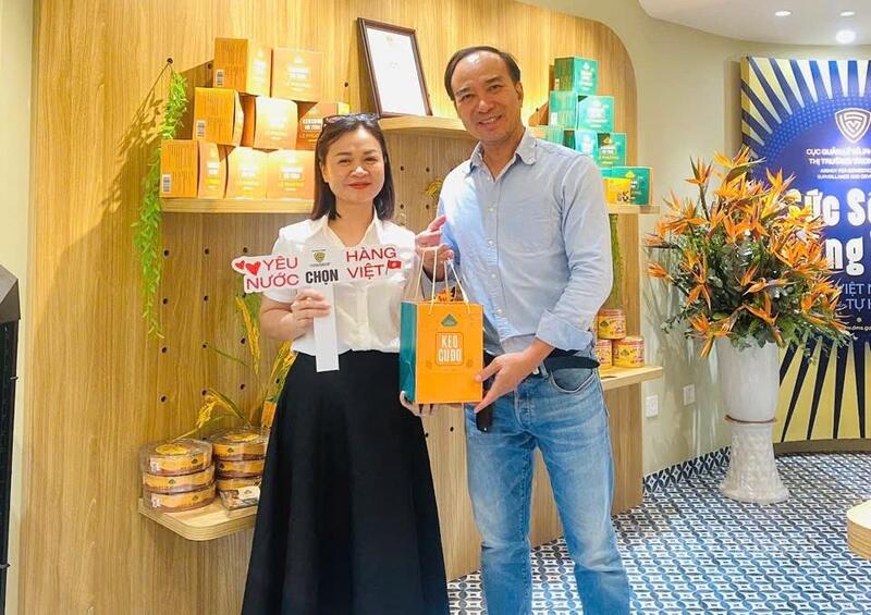 “Sự hài lòng của khách hàng chính là động lực lớn nhất để các doanh nghiệp như chúng tôi nỗ lực hơn nữa trong việc giữ gìn và phát huy chất lượng sản phẩm quê hương”, chị Huyền bày tỏ.