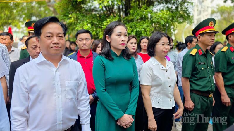 Các đại biểu cùng đông đảo nhân dân bày tỏ lòng biết ơn sâu sắc đối với các bậc tiền nhân đã có công dựng nước và giữ nước.