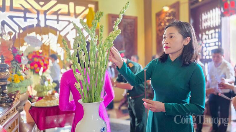 Các đại biểu dâng hương, bày tỏ lòng biết ơn sâu sắc đối với các bậc tiền nhân đã có công dựng nước và giữ nước. Ảnh: Bá Bính