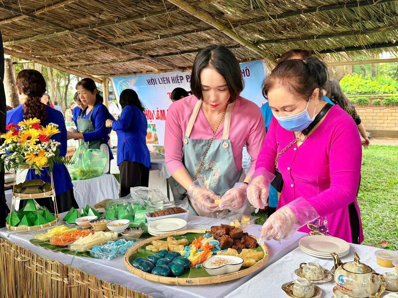Tham gia ngày hội có 60 thí sinh đến từ 12 đội thi, tạo ra những mâm bánh được chuẩn bị công phu, chỉn chu từ nguyên liệu đến cách bài trí.