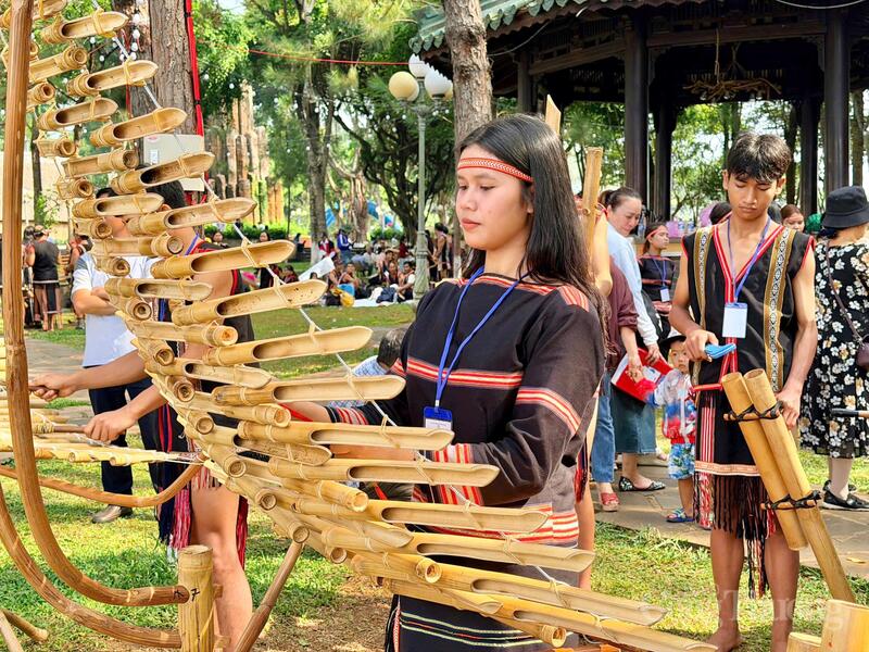 Không gian trình diễn văn hóa nghệ thuật dân gian diễn ra xuyên suốt từ 8 giờ đến 16 giờ trong hai ngày 25 và 26/4, thu hút đông đảo người dân và du khách.