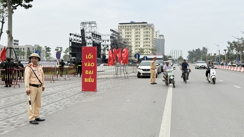 Các tuyến giao thông trọng điểm dẫn vào khu vực tổ chức sự kiện, lực lượng Cảnh sát giao thông tổ chức phân luồng, điều tiết từ xa, hạn chế ùn tắc. Ảnh: Công an Thanh Hóa