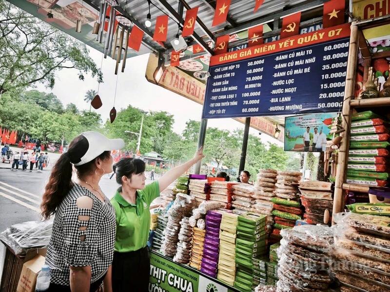 Mỗi quầy dịch vụ kinh doanh trong khu vực di tích đều có bảng niêm yết giá rõ ràng, đảm bảo quyền lợi người tiêu dùng.