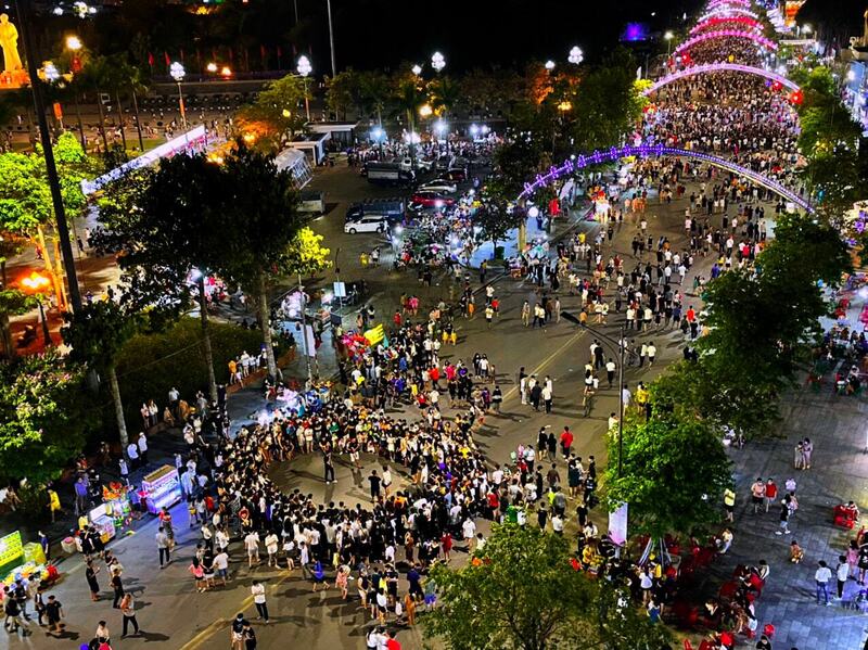 Các tuyến phố đêm thu hút hàng triệu du khách mỗi năm, đem lại nguồn thu lớn cho các cơ sở kinh doanh. Ảnh: Quang An