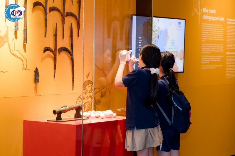 Học sinh lớp 5 của nhà trường tìm hiểu về lịch sử dân tộc. Ảnh: HL