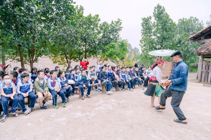 Học sinh lớp 3 nhà trường học ngoại khóa ở Làng Văn hóa - Du lịch các dân tộc Việt Nam. Ảnh: HL