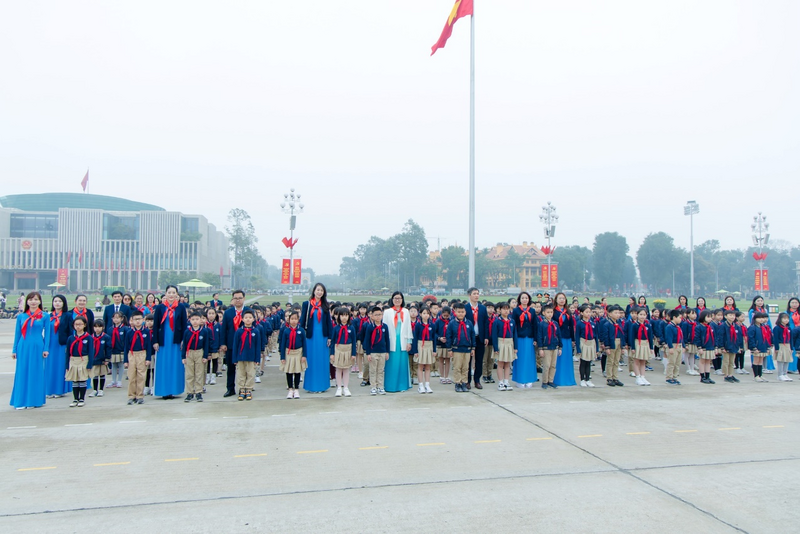 Lễ kết nạp đội viên lớp 3 của nhà trường ở quảng trường Ba Đình. Ảnh: HL